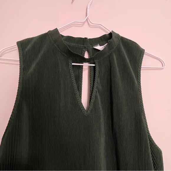 BB Dakota Forest Green Top Size Medium ~ Perfect for date night or Business Wear - Picture 3 of 11